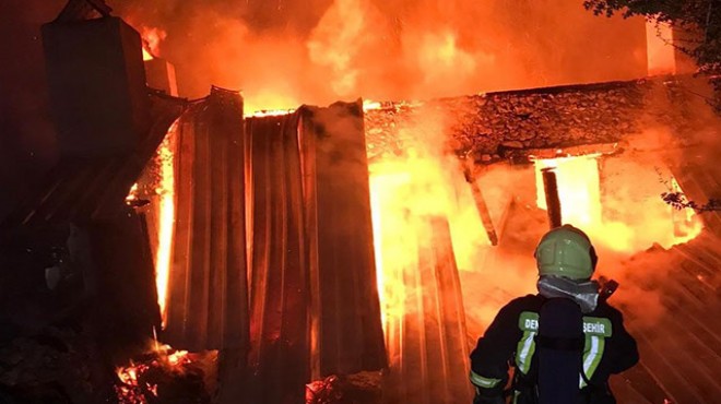 2 katlı ev 3,5 saatlik yangında kül oldu