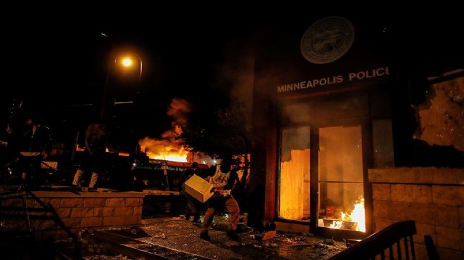 ABD'de öfke dinmiyor: Polis merkezini yaktılar!