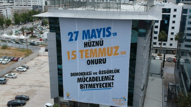 AK Parti İzmir İl Binası'na 27 Mayıs ve 15 Temmuz mesajlı dev pankart!