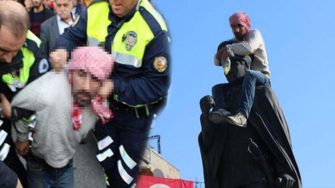 Atatürk heykelinin omzuna çıktı, linçten polis kurtardı