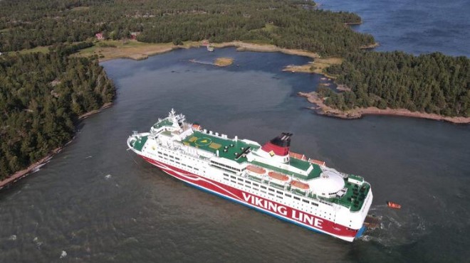 Baltık Denizi'nde 280 kişilik gemi karaya oturdu!