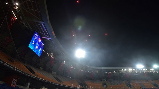 Başakşehir-Galatasaray maçında saha dışından yanıcı madde atıldı
