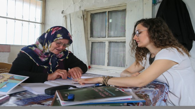 Beydağ'da 61'inde seferber oldu: Dersi evde ödevi tarlada yapıyor