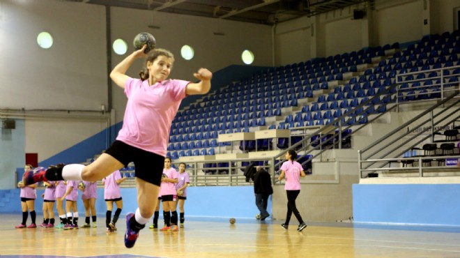 Bornova'da 'uçan kızlar'ın hayali Süper Lig