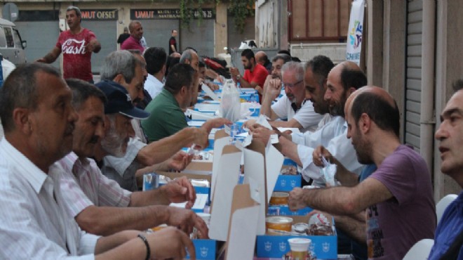CHP İzmir'den kağıt toplayan emekçilerle iftar