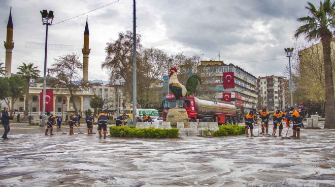 Denizli'de meydan, cadde ve sokaklar sabunlu suyla yıkandı