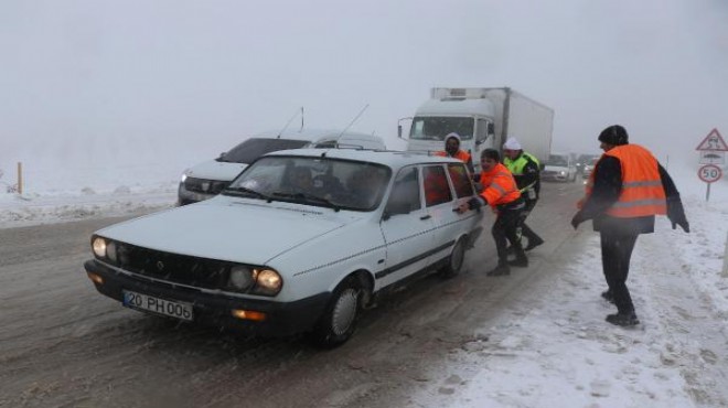 Denizli'de yoğun kar yağışı! Araçlar yolda kaldı