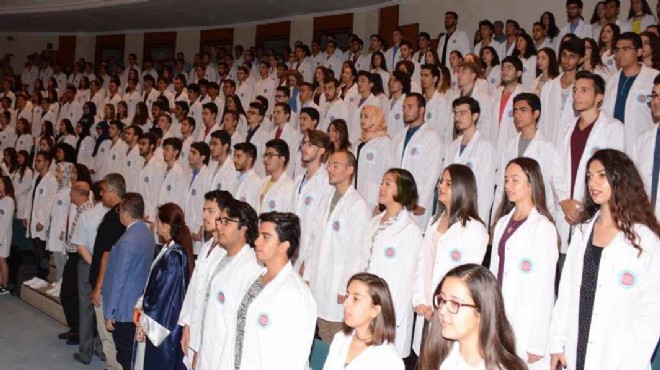 DEÜ Tıp öğrencileri Tıbbiyeli And'ı ile eğitime başladı