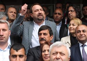 ‘Maskeli pankart' davasına erteleme, CHP'li Gümrükçü'den sert sözler 