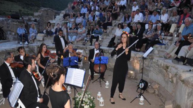 Dünya turuna çıkan turistlere Efes'te klasik müzik keyfi