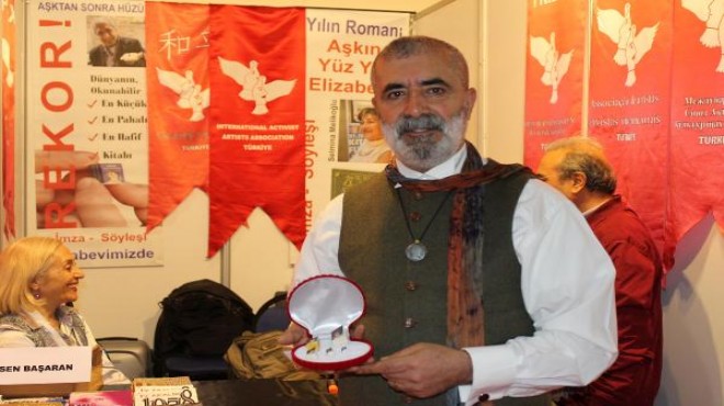 Dünyanın okunabilir en küçük şiir kitabı İzmir Kitap Fuarı'nda