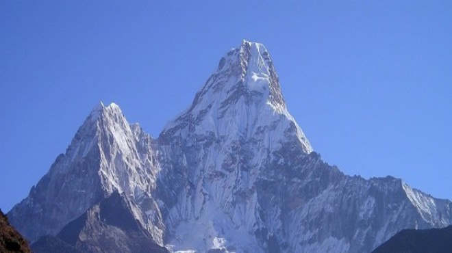 Everest'te buzlar eridi, cesetler ortaya çıktı