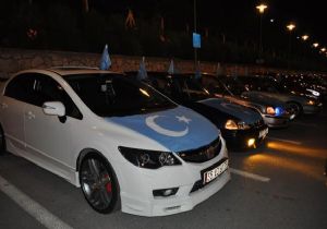 İzmir'de modifiye araç sahiplerinde Doğu Türkistan eylemi 