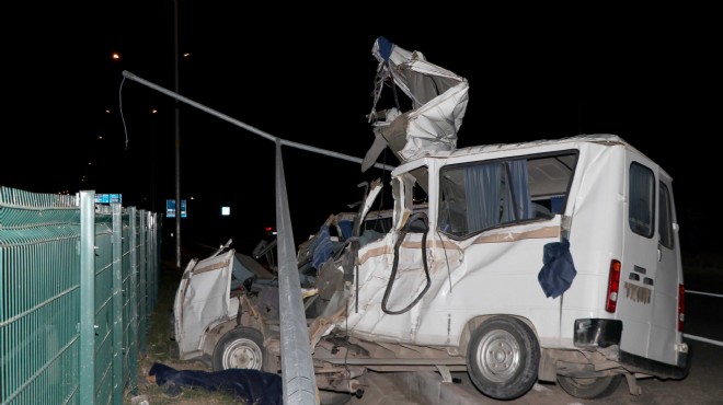Fethiye'de korkunç kaza: Minibüs kağıt gibi oldu!