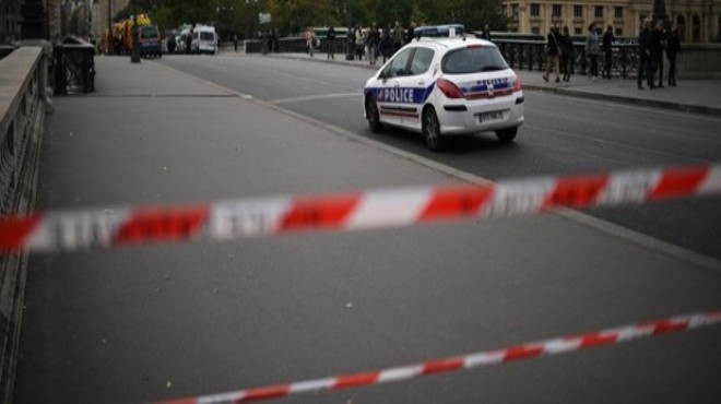 Fransa'da polislere bıçaklı saldırı