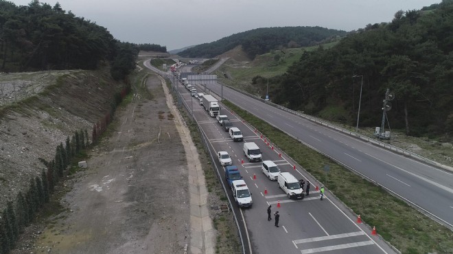 Giriş çıkışların yasaklandığı İzmir'de kilometrelerce araç kuyruğu!