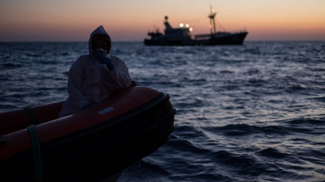 Göçmen teknesi battı: 300 mülteci hayatını kaybetti!