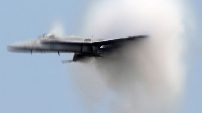 Gökyüzünde facia: İki savaş uçağı çarpıştı