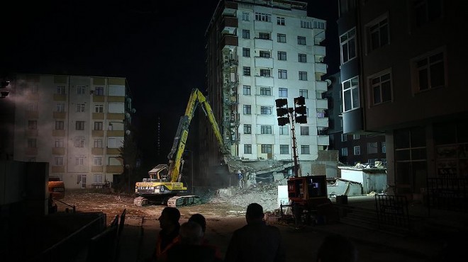 İstanbul'da çöken binanın yanındaki riskli yapılar yıkılıyor