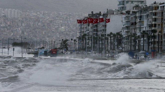 İzmir'de '100 kilometre' kabus! Denizle kara birleşti... Fırtına ne zaman bitecek?