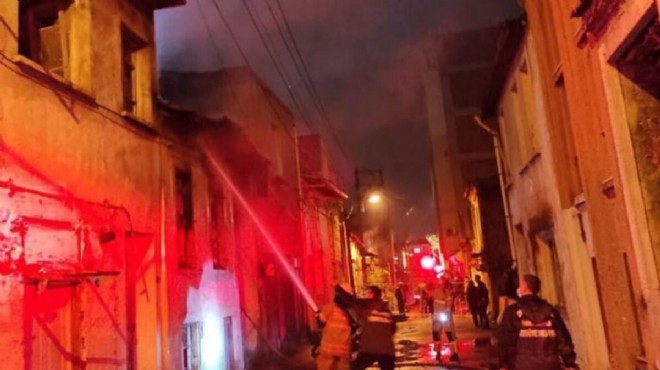 İzmir'de evsizlerin kaldığı binada yangın!