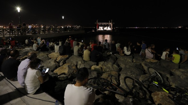 İzmir'de fantastik buluşma: Denizin üstünde konser