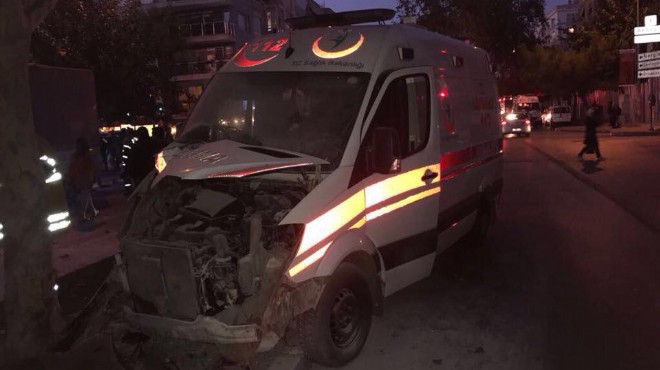 İzmir'de feci ambulans kazası: Önce arabaya, sonra ağaca...