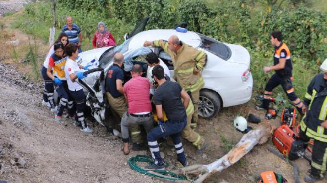 İzmir'de feci kaza: Alkol aldılar, şarampole uçtular!
