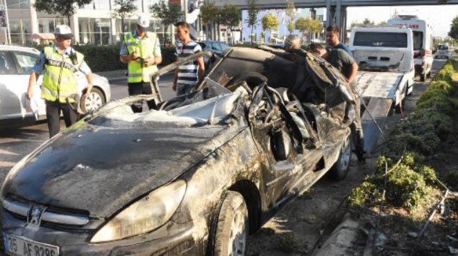 İzmir'de feci kaza: Bu araçtan sağ çıktı!