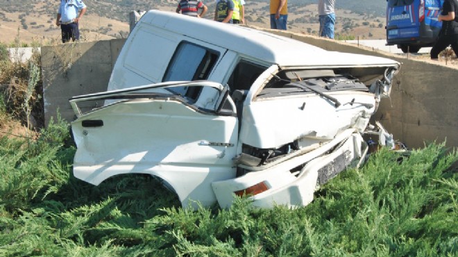 İzmir'de feci kaza: Minibüs kağıt gibi oldu!
