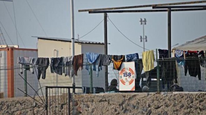 İzmir'de 'göçmen' operasyonu: 52 kişi gözaltına alındı