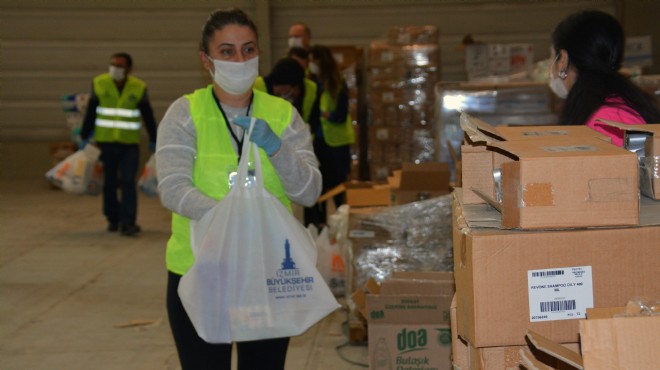 İzmir'de gönüllüler devrede: Koli koli yardım geliyor
