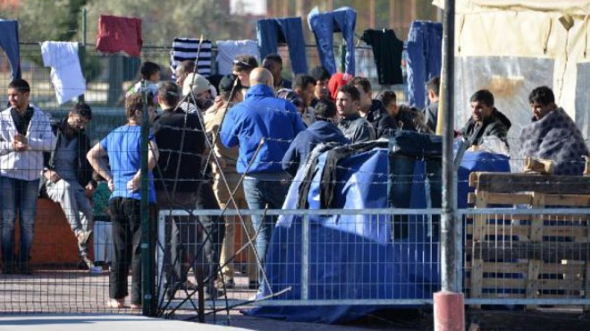 İzmir'de kaçak göçmen operasyonu: 53 gözaltı!