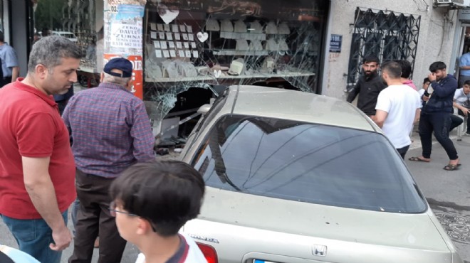İzmir'de kaza: Araba kuyumcu dükkanına girdi