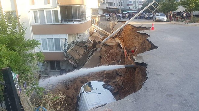 İzmir'de korkunç olay: Duvar çöktü!