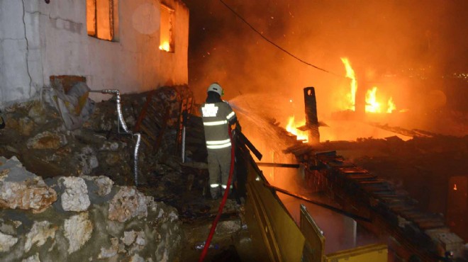 İzmir'de korkutan yangın... Alevler evleri sardı!