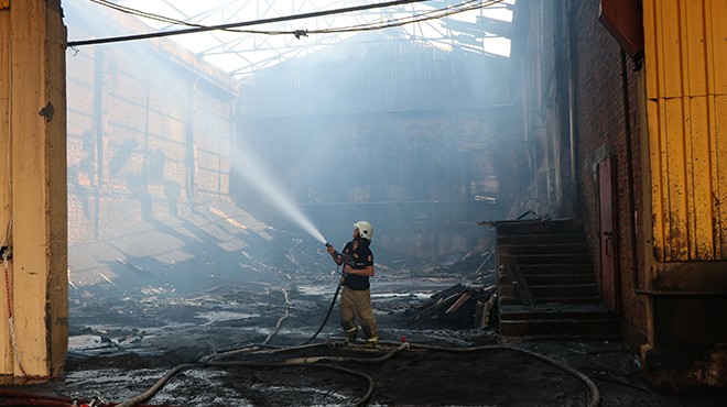 İzmir'de korkutan yangın: Fabrika küle döndü!