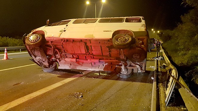 İzmir'de lastiği patlayan minibüs devrildi: 4 yaralı!