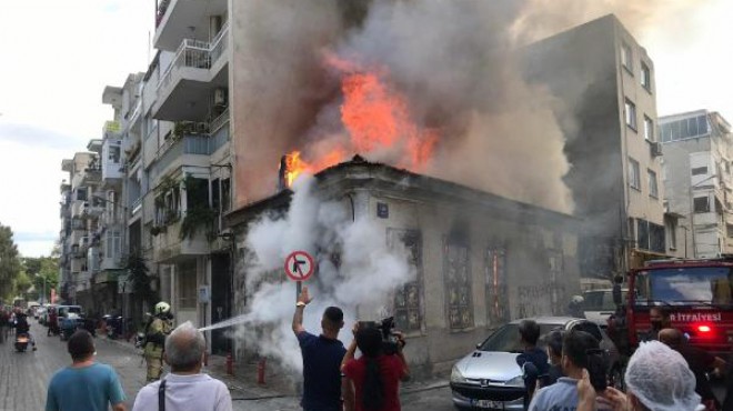 İzmir'de metruk ev, alev alev yandı