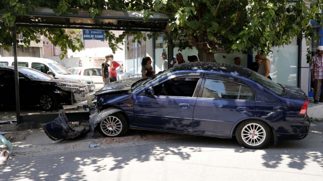 İzmir'de otomobil otobüs durağına girdi: 2 yaralı