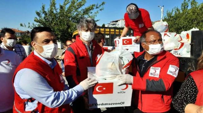 İzmir'de özlenen tablo: AK Partili ve CHP'li vekiller birlikte yardım dağıtımında