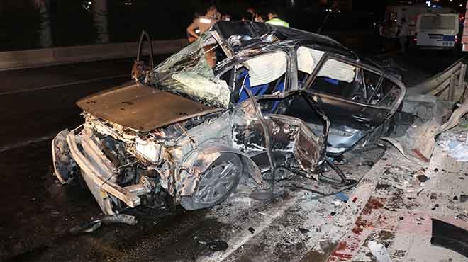 İzmir'de sabaha karşı kaza: Üst geçitte araba paramparça!
