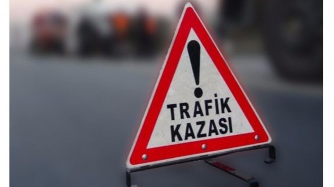 İzmir'de trafik kazası: Tramvay yoluna devrildi!