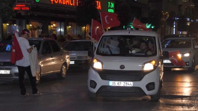 İzmir'de vatandaşlardan seçim kutlaması