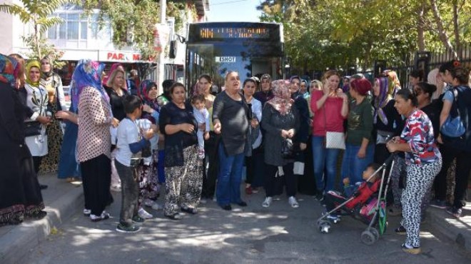 İzmir'de veliler isyanda: Yolu kapattılar!