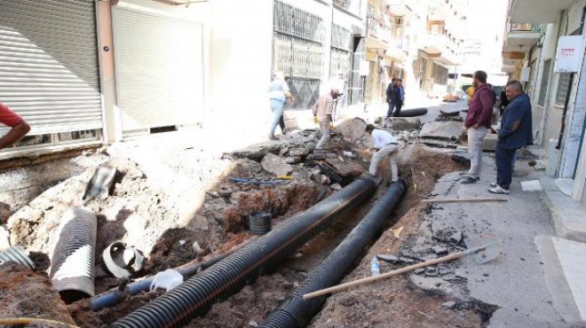 İzmir'de yol çöktü... Binalar çatladı! Her an çökebilir!