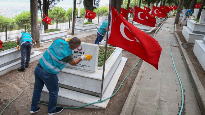 İzmir'de yükümlüler şehitliğin temizlik ve bakımını yaptı