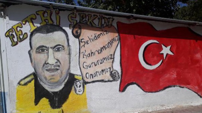 İzmir'deki minibüs durağında gurur tablosu