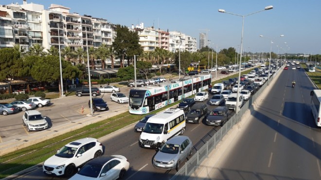 İzmir'in 6 aylık ulaşım röntgeni: Toplu taşıma çakıldı, trafik pik yaptı!