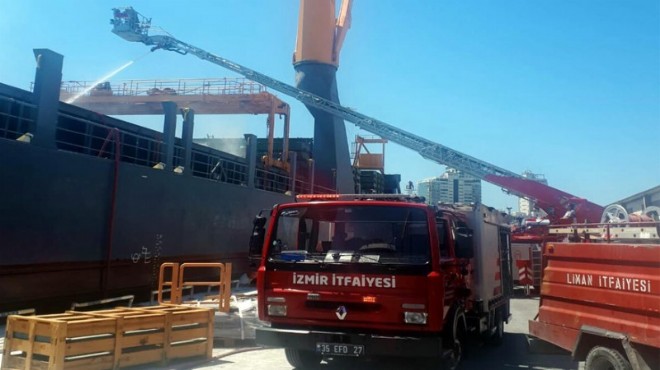 İzmir Limanı'nda gemide yangın!